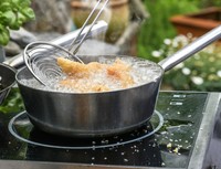 油を拭いたティッシュ、そのままポイッはNGです※画像はイメージです（Maren Winter/stock.adobe.com）