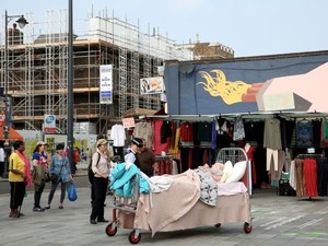 表現するイギリスの高齢者たち　街中でアート活動を展開、豊かな人生経験がプロを刺激