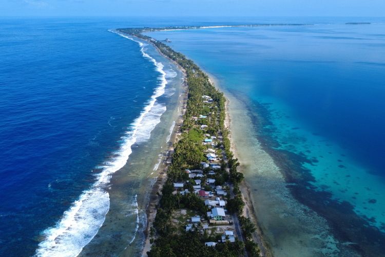 細長く続くツバルの国土（ドローンから）