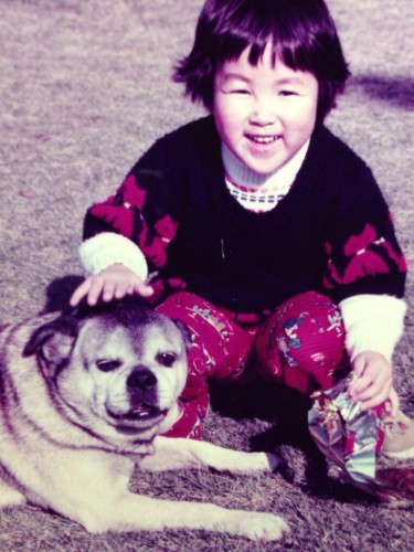 幼稚園の頃、にこにこ顔で愛犬のポゴと（猫ハッピーさん提供）