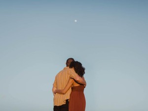 「日本人の娘が外国人男と歩いとる！」夫と一緒にいて、何が悪い？