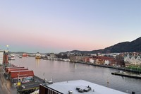 ノルウェー南西部にある海岸沿いの都市ベルゲンの港=2025年2月11日、荒ちひろ撮影