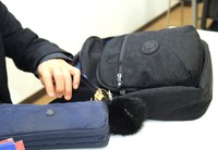 リュックの中身を紹介する桐谷さん。