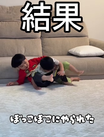 可愛らしい兄弟ゲンカの結果は、兄の勝利…！？（提供：@kuseboy_dailyさん）