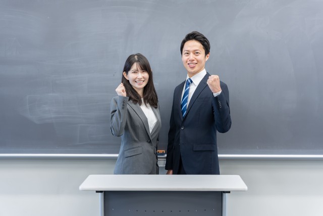 新人教員が自信を持って業務に取り組めるサポートとは…※画像はイメージです（polkadot/stock.adobe.com）