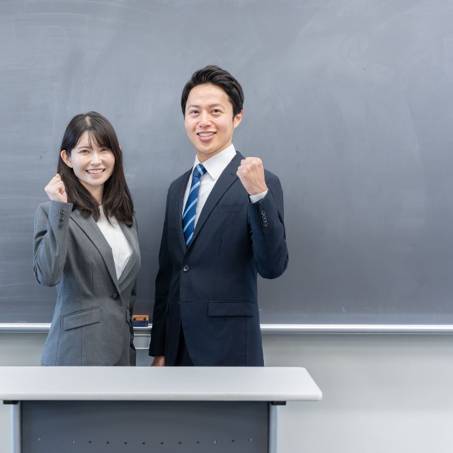 新人教員が自信を持って業務に取り組めるサポートとは…※画像はイメージです（polkadot/stock.adobe.com）