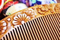 椿を彫刻した「桃の木櫛」（画像提供：恋鞠堂さん）