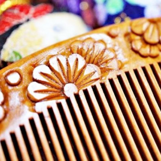 椿を彫刻した「桃の木櫛」（画像提供：恋鞠堂さん）