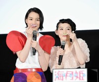 映画「海月姫」の舞台あいさつを行ったのん（左）と篠原ともえ＝2015年1月撮影
