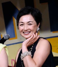 笑みを浮かべる香坂みゆき＝2018年