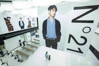 成田空港に掲出された道休蓮さんの巨大広告（グルッポタナカ提供）