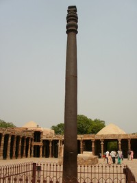 作られてから1000年以上経っても錆が出ない不思議な鉄柱　※画像はイメージです（ちぇるしぃ/photoAC）