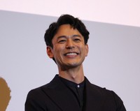 舞台挨拶で笑顔を見せる妻夫木聡さん＝大阪市内、2025年7月4日夜