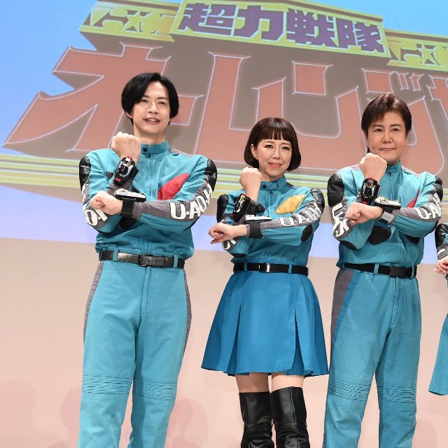 30年前の衣装で勢ぞろいした（左から）合田雅吏、麻生あゆみ、宍戸マサル、さとう珠緒、正岡邦夫＝2025年