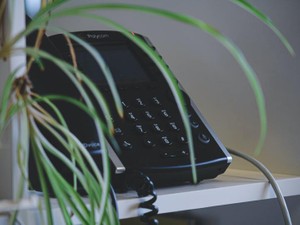 一人きりの職場で倒れた私を救ったのは、いつも穏やかな彼女だった