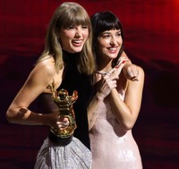 テイラー・スウィフト（左）とダコタ・ジョンソン