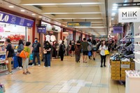 地下シェルターを兼ねる台北駅の地下商店街。週末にはカップルや親子連れでにぎわう＝顔大惟撮影