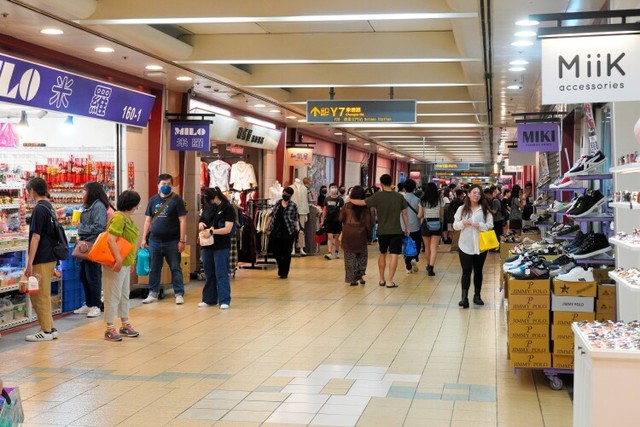 地下シェルターを兼ねる台北駅の地下商店街。週末にはカップルや親子連れでにぎわう＝顔大惟撮影