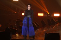 帯を使った和のテイストあふれるコーディネートを披露する桐原美月(撮影:つなかん)
