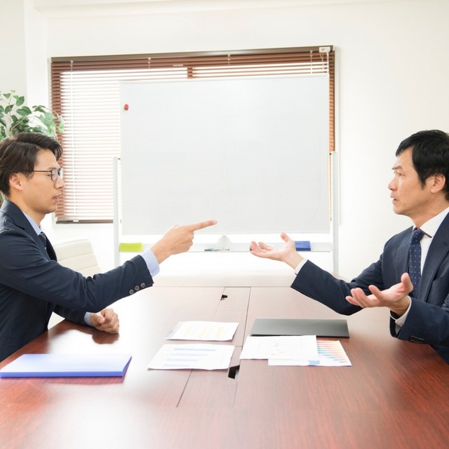 非を認めない相手とのやりとりは疲れる…　※画像はイメージです（ACworks/photoAC）