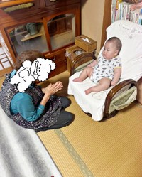息子さんに手をあわせるおばあちゃん（画像提供：まちっさん）