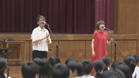 まんのう町の小学校を訪れた「カズン」
