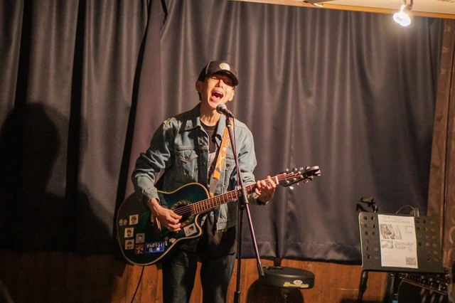 ご自身のワンマンライブで熱唱する加瀬さん。想いをストレートに伝える歌唱スタイルにファンは多い

