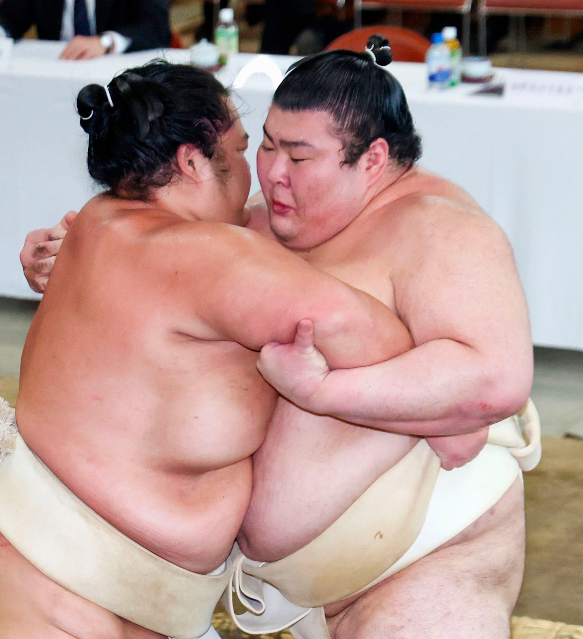 稽古総見で汗を流す熱海富士(右)＝4日、両国国技館