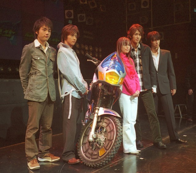 「仮面ライダー剣」の制作発表に登場した（左から）北条隆博、森本亮治、相川七瀬、椿隆之、天野浩成＝2004年撮影
