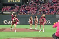 ２人並んで投げる高橋佳帆(左)とインルー＝東京ドーム