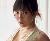 『FRIDAY GOLD 2026 Summer』の表紙＆巻頭を飾った東雲うみ　©講談社