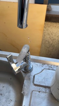 外れた部分から氷が落ちる様子／ぜろまるペッツさん（@ぜろまるペッツ）提供