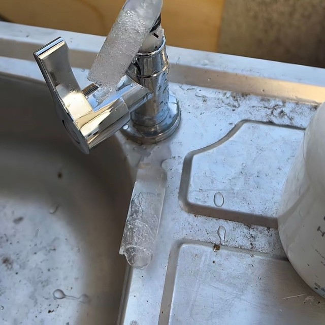 外れた部分から氷が落ちる様子／ぜろまるペッツさん（@ぜろまるペッツ）提供