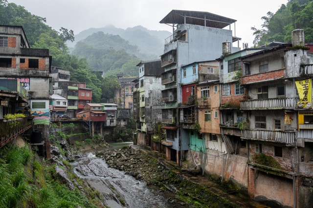 石碇老街の風景。どこか日本の温泉街を思い出させます（提供：toshibo｜廃墟と写真｜書籍『ゲーム旅』さん）