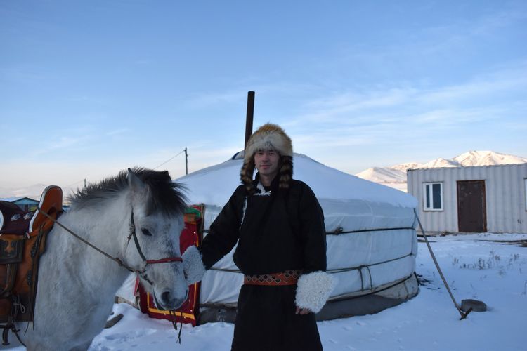 ゲルの前に立つモンゴルのラッパー、ThunderZ