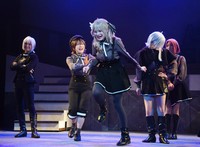 熱演する横山結衣（中央）＝東京・銀座博品館劇場（撮影・高石航平）