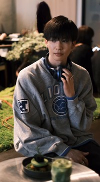 カジュアルからきれいめまで…さまざまなファッションを着こなします。