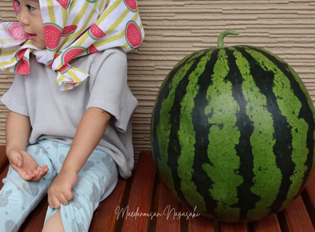 娘さんより重い15キロの大玉スイカ（提供：農家のヨッメさん）