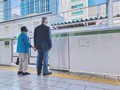 駅で指を絡める濃厚接触の男女を見て考えた。公共の場での距離感とは