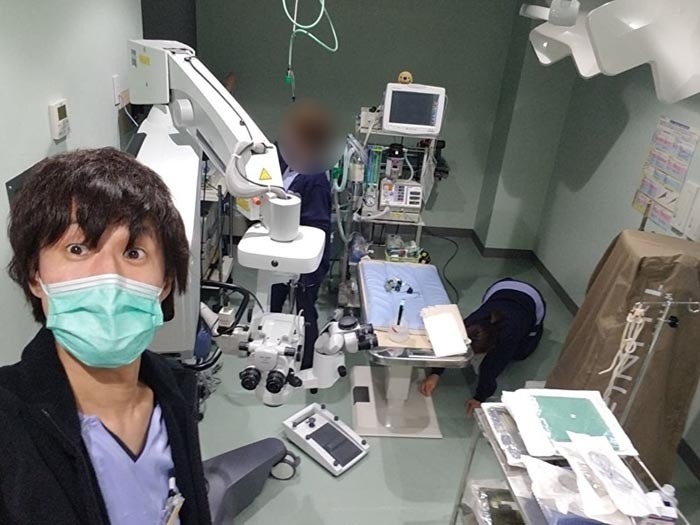 眼科の手術がスムーズにできるよう、動物看護師が準備を行う（新谷さん提供）