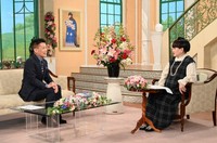 黒柳徹子さん（右）とトークを展開する柳沢慎吾さん