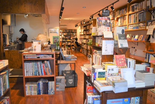 入口すぐの場所に新刊が並んでいる。『独ソ戦 絶滅戦争の惨禍』 (岩波新書) 著者の大木毅さんのサインが存在感大。