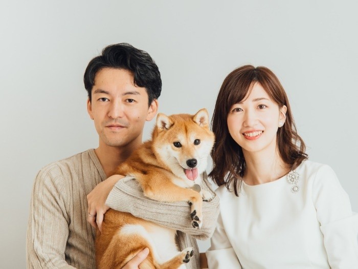 初めて迎えた柴犬との撮影にきた夫婦「いい笑顔」