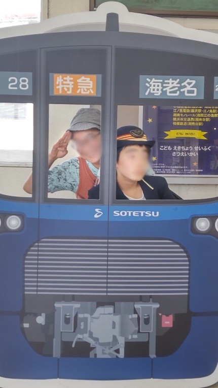 旅先では、駅長の制服を着て撮影を楽しんだことも