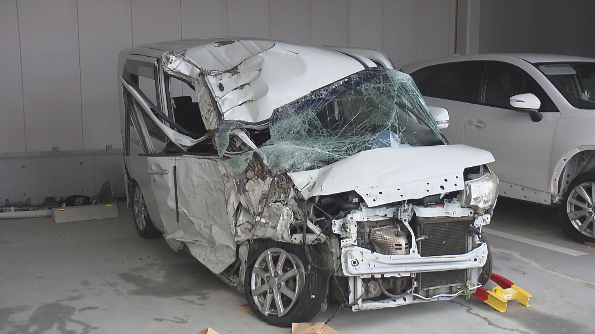 対向車と接触事故の直後に街路樹に衝突…軽乗用車の51歳男性が死亡