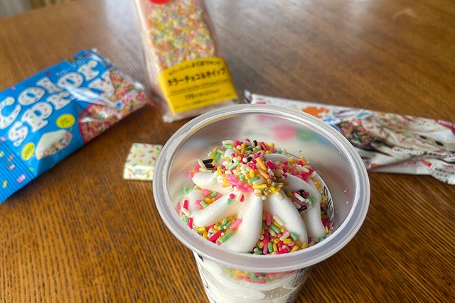 コンビニで買い集めてカラースプレー系スイーツと、自らカラースプレーをトッピングしたアイスクリーム。カラースプレー三昧！（画像提供：ナコさん）