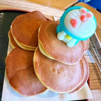 『山のようなどら焼き』。和菓子風につくられたドラえもんはカスタード味。こし餡、抹茶餡、ずんだ餡、カスタード各2個（画像提供：矢野トシノリさん）