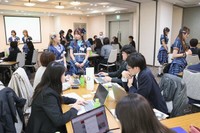 カラスクのメンバーに聞き取りながらプロモーション案を考える若手広告マンたち（２０２６年３月、京都市中京区）