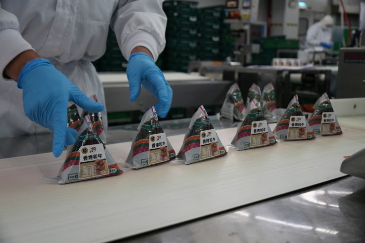 中国・北京の工場で製造された「和牛焼肉」味のおにぎり