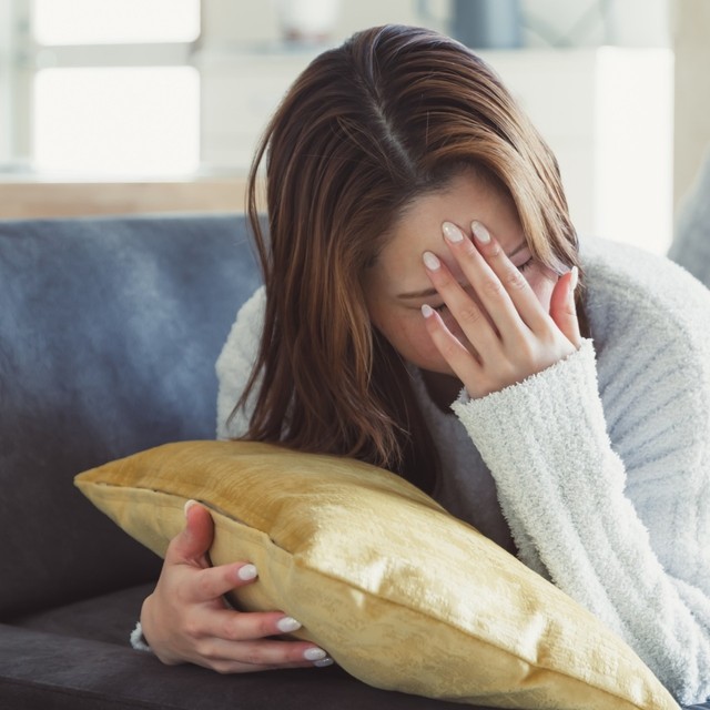 理由はないのにひどく落ち込んでしまう…　※画像はイメージです（minaa_key/photoAC）